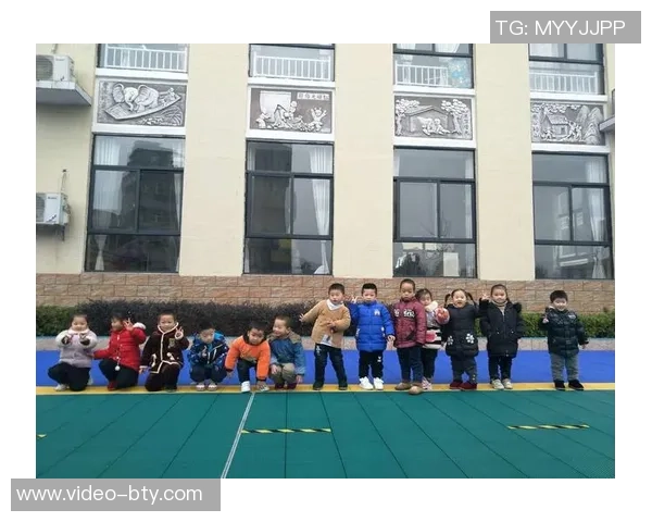 暑假期间与小伙伴们踢足球的欢乐时光与难忘趣事分享