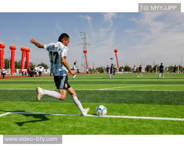 足球运动的魅力在于激情与团结带来的无尽感动与梦想的追逐